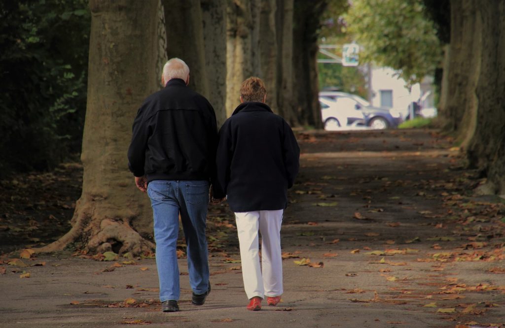 emeryci na spacerze
