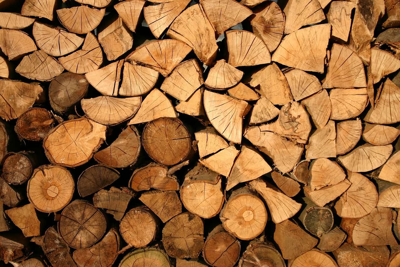 Jak przechowywać drewno opałowe, aby zachowało swoje właściwości?