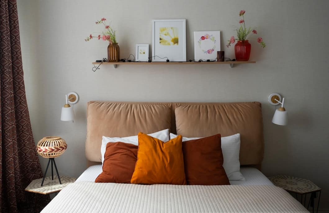 Wystrój sypialni – jak wybierać meble i dodatki do pokoju z beżowym łóżkiem