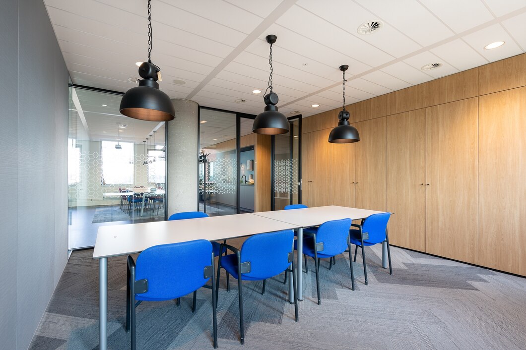 Jak wybrać idealny plafon drewniany do twojego biura?