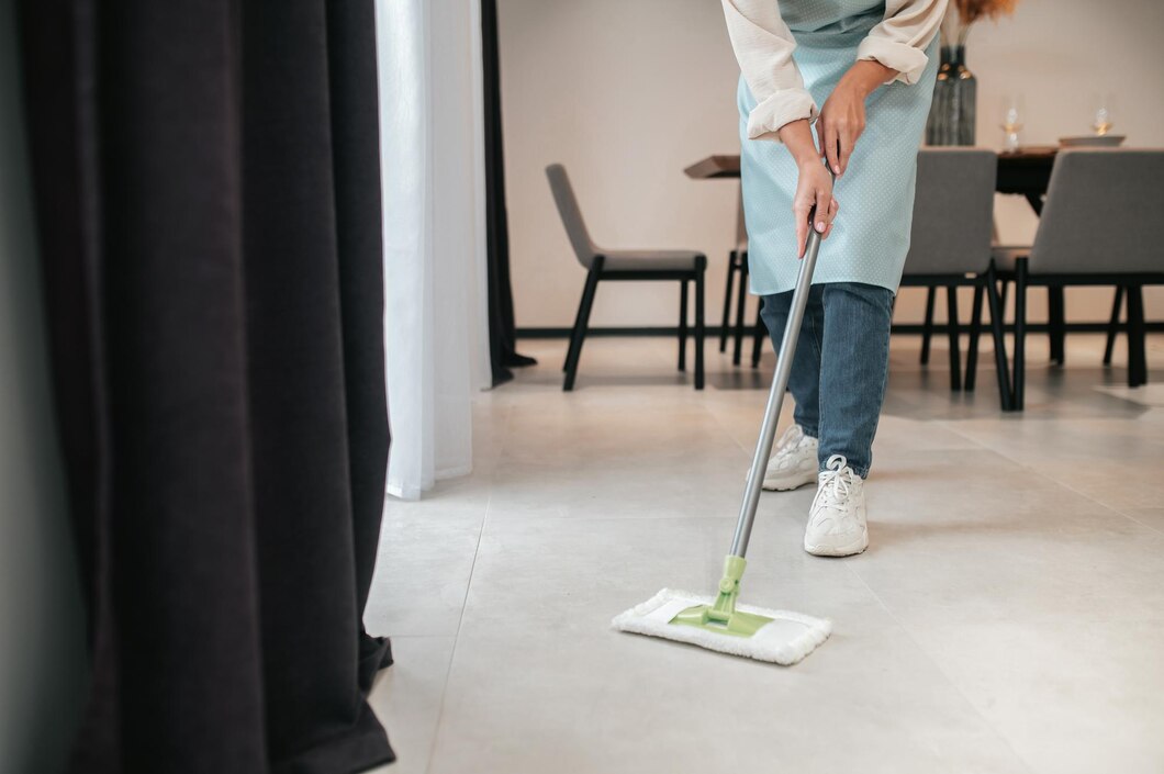 Jak skutecznie czyścić dom bez użycia środków chemicznych dzięki czyścikom podłogowym?