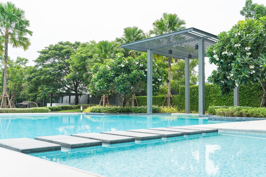 Jak wybrać idealne miejsce w ogrodzie dla swojego nowego basenu?