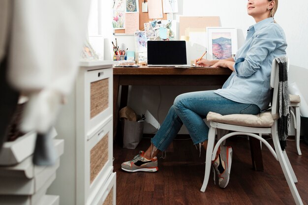 Jak wybrać idealne krzesło dla zdrowia i komfortu podczas pracy w domu