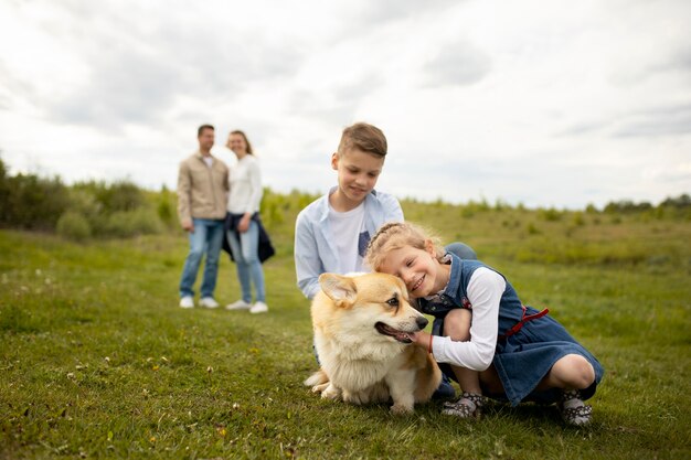 Dlaczego adopcja małych psów jest idealnym wyborem dla rodzin z dziećmi?